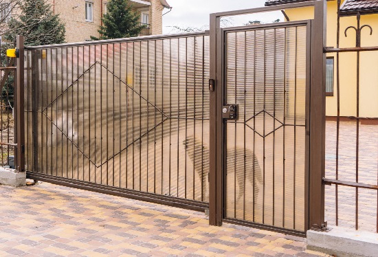 Купить ворота из профлиста с элементами ковки, с металлическими столбами в рамке или под дерево в Благовещенске от 157935 руб